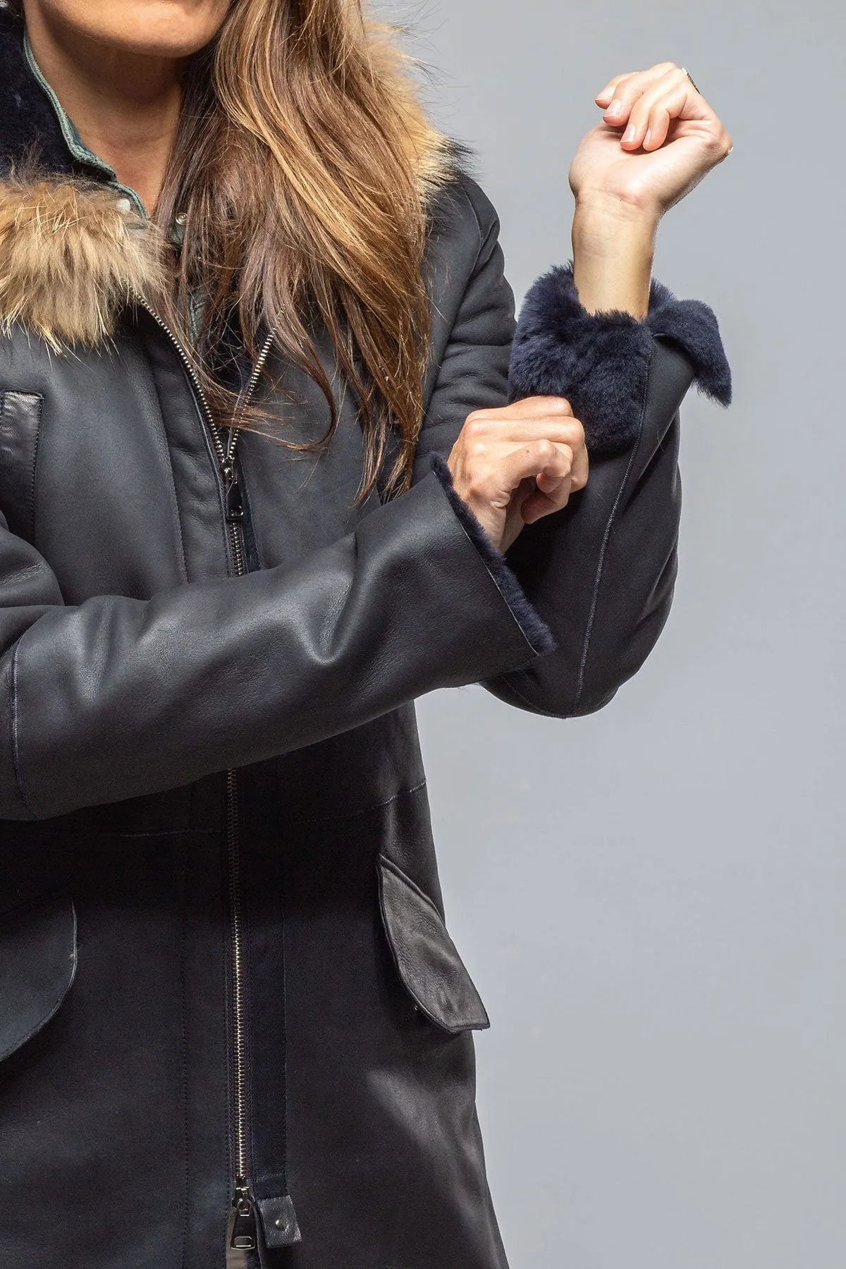 Timber Hooded Shearling Parka In Midnight